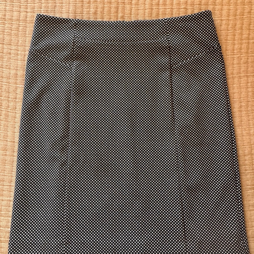 Black and White Knee-Length Pencil Skirt for Work